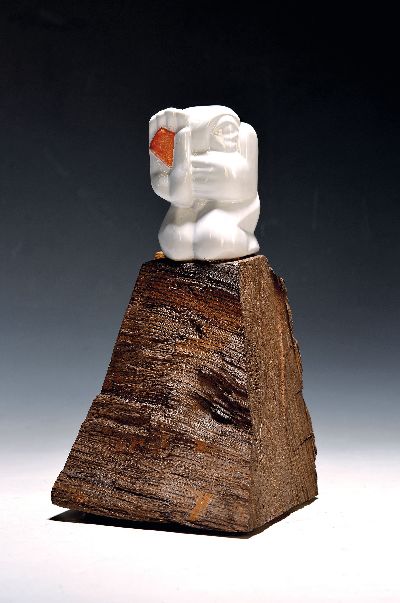 Gottfried Bräunling, geb. 1947 Radebeul, Meditation, Skulptur aus bemaltem Holz und Keramik, Unikat von 2024, signiert, H. ca. 27cm