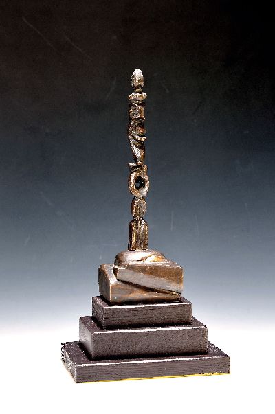 Gottfried Bräunling, geb. 1947 Radebeul, Memory, Hommage a A.R.Penck, Bronzeskulptur, signiert und num. 1/5, getreppter Holzsockel, Gesamth. ca. 42cm