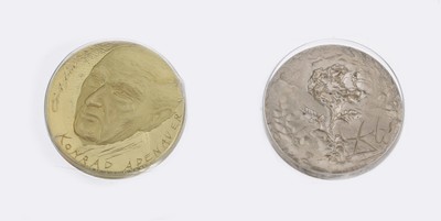 Konvolut 2 Medaillen, Konrad Adenauer, 1 x GG 750/000, AV: Portrait Adenauer, RV: Europa auf dem Stier, "Conservare Europa 1983", Signatur ...