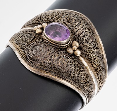 Amethyst-Armreif, wohl Orient, Silber gepr., reiches Dekor mit Filigrandraht, ovalfacett. Amethyst, ca. 6.5 x 5.5 cm, Öffnung ca. 4 cm