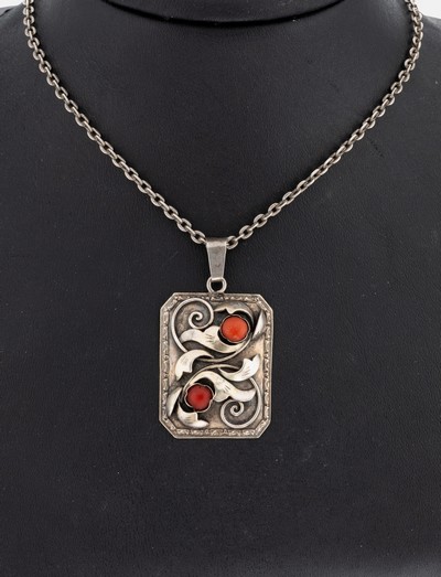 Korallen-Anhänger, 1950er Jahre, 900er Silber, oktagonale Grundform, aufgelegte florale Elemente, 1 Korallen-Cabochons, an Kette, 800er Silber, L. ...