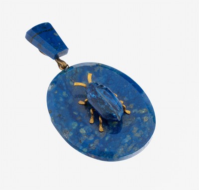 Lapislazuli-Anhänger, Idar Oberstein, um 1920, Metall verg., bewegl. gearbeitet, ovale Platte mit aufgelegtem Käfer, L. ca. 5.7 cm