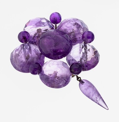 Amethyst-Brosche, Idar-Oberstein um 1900, qualitätvolle Verarbeitung, Amethyste teilw. facett., 1 bewegl. abgehangene Pampel, sammelwürdig