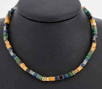 Farbstein-Collier, versch. Farbstein -Würfel, u.a. Sodalith, Hämatit, Lapislazuli, Jaspis, Zwischenglieder verg., L. ca. 48 cm, Karabinerschließe ...