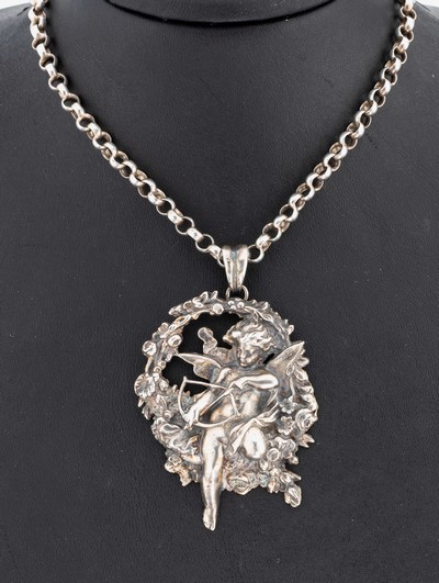 Anhänger, um 1920-30, Silber gepr., Darstellung eines Putto mit Pfeil und Bogen, an Erbskette, L. ca. 125 cm, Federringschließe, ca. 77.9 g