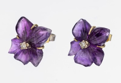 Paar 14 kt Gold Amethyst-Diamant-Ohrstecker, 1950er Jahre, GG 585/000, Blüten aus Amethyst geschnitten, min. besch., 2 kl. 8/8- Diamanten zus. ca. ...