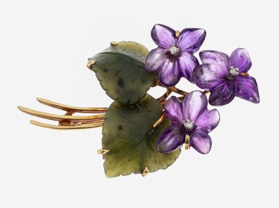 14 kt Gold Amethyst-Nephrit-Diamant- Veilchenbrosche, 1950er Jahre, GG 585/000, 3 Blüten aus Amethyst geschnitten, Blätter ausNephrit, 3 kl. ...