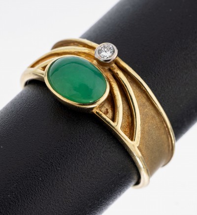 14 kt Gold Chrysopras-Brillant-Ring, GG 585/000, ovaler Chrysopras-Cabochon, 1 Brillant ca. 0.02 ct Weiß/si, RW 54, ca. 3.3 g