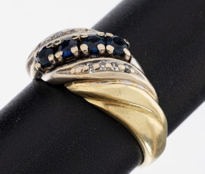 14 kt Gold Saphir-Diamant-Ring, GG/WG 585/000, geschwungen, 4 rundfacett. Saphire zus. ca. 0.20 ct, 8 8/8-Diamanten zus. ca. 0.04 ct Weiß/si-p, RW ...