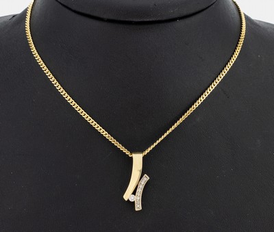 14 kt Gold Brillant-Anhänger, GG 585/000, geschwungen, Brillant ca. 0.06 ct Weiß/si, 8 Brillanten zus. ca. 0.08 ct Weiß/si, an Kette,GG 585/000, ...