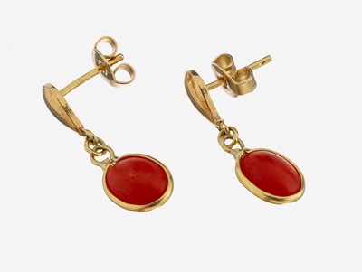 Paar 18 kt Gold Korallen-Ohrstecker, GG 750/000, länglich bewegl., ovale Korallen- Cabochons, L. ca. 2 cm, ca. 2.3 g, Versand nur innerhalb der EU