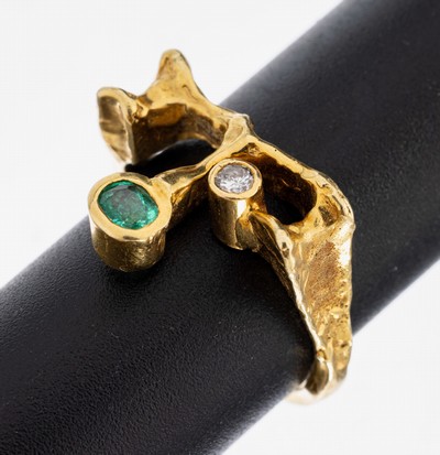 14 kt Gold Smaragd-Brillant-Ring, GG 585/000, abstraktes Design, 1 ovalfacett. Smaragd ca. 0.15 ct, 1 Brillant ca. 0.06 ct Weiß/p, RW 52, ca. 5.4 g