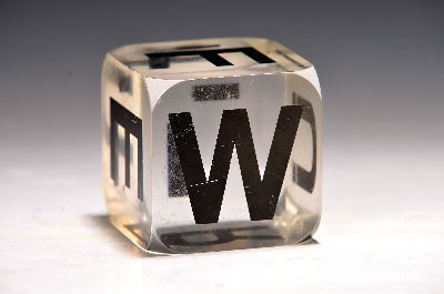 Timm Ulrichs, geb. 1940, Würfel, Plexiglas bedruckt mit den Buchstaben für Würfel, ca. 7x7x7cm