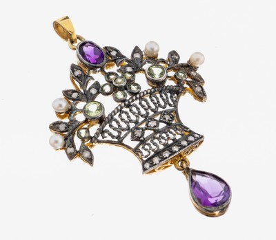9 kt Gold Amethyst-Peridot-Diamant-Perl- Anhänger, GG 375/000, schauseitig Silber, Darstellung eines Blumenkorbs, 1 ovalfacett. Amethyst, bewegl. ...