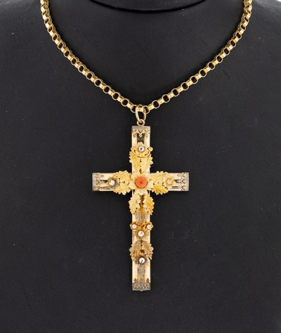 Koralle-Perl-Kreuzanhänger, um 1900, Silberverg., aufgelegtes Blattwerk mit Korallenkugelund kl. Saatperlen, ca. 8 x 4.2 cm, an Kette, Silber ...