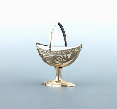 Anbietschale, deutsch, um 1850-70, 13-Lot Silber, navettef. Grundform, Korpus durchbrochen gearbeitet, fein graviert und punziert, auf getrepptem ...