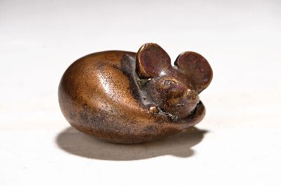 Gernot Rumpf, 1941-2025 Kaiserslautern, zusammen gerollte Maus, Bronzeguß, signiert, H. ca. 3.5cm, D. ca. 6cm