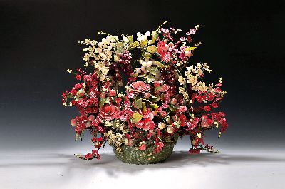 Opulentes Blumen- und Früchtebukett aus Jade, Glas und Hartstein, wohl China, 1980er-Jahre , prunkvoll gestaltetes Bukett mit Blättern aus Jadeit, ...