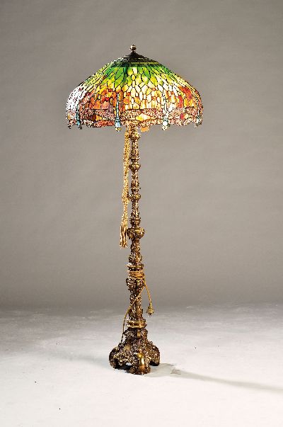 Lampe mit Libellen im Tiffany-Stil, 20.Jh., getöntes und geschnittenes Glas, Bleistege, Fries aus 9 Libellen, Farbgebung in grün und orange, D. ...