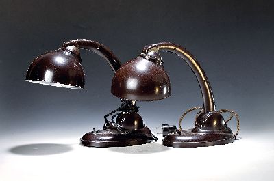 Paar Tischlampen Typ 11126, Eric Kirman Cole, 1930/40er-Jahre, brauner Bakelit-Korpus, verstellbarer c-förmiger Arm, Kippschalter, Elektrifizierung ...