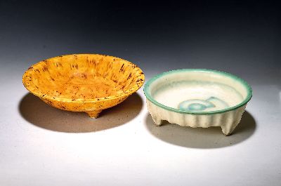 Zwei Fußschalen, Luise Harkort (1886-1966), Keramik, farbig glasiert 1x organische Wandung mit geometrisierendem Dekor, D. 25 cm; 1x gelbgrundig mit ...