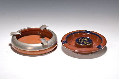 Zwei Aschenbecher, Cadinen, kgl. Majolika -Werkstätten, 1930er-Jahre, Majolika, 1x kobaltblauer Fond, gold gemaltes Monogramm FR bekrönt, D. 16, ...