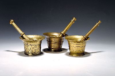 3 Mörser, norddeutsch o. niederländisch, 17. und 18.Jh., Bronze, Gebrauchsmörser, 1x mit grobkörniger Oberfläche, Rippen- und Liniengliederung, ...