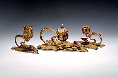 3-tlg. Tisch- bzw. Rauchset, Jugendstil, Messing, vegetabil gebildete Streichholzschachtelhalter, Kerzenleuchter und Deckeldose, Alterssp.
