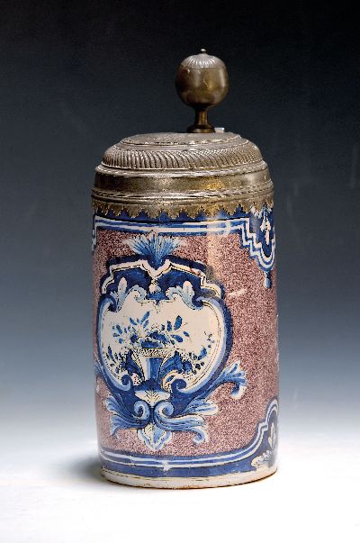 Barocker Walzenkrug, wohl Johann Martin Frantz d.Ä. Dorotheenthal, um 1724, Fayence, mangan jaspierte Wandung, Blaumalerei, schauseitige ...