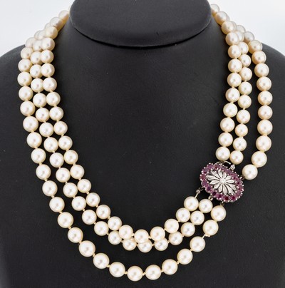Perl-Collier mit 18 kt Gold Rubin-Brillant -Schmuckschließe, WG 750/000, 3-rhg. Akoyazuchtperlen, D. ca. 7.2-7.5 mm, Kastenschloss mit ...