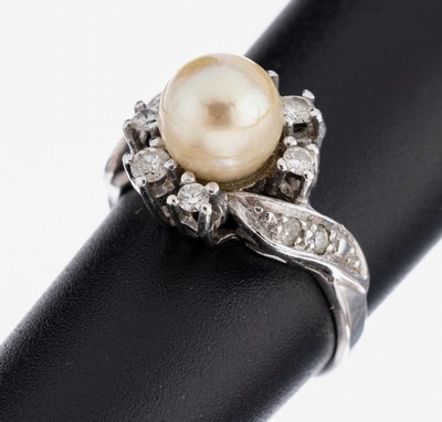 14 kt Gold Perl-Brillant-Ring, WG 585/000, mittig Akoyazuchtperle, D. ca. 7.4 mm, 10 Brillanten zus. ca. 0.25 ct Weiß/si-p, RW 54, ca. 3.7 g