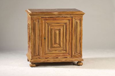 Kleiner Frankfurter Wellenschrank, 18.Jh., Kirschbaumfurnier, eintürig mit kräftigem Wellenprofil, seitlich kassettiert, 1 Einlegeboden, orig. ...