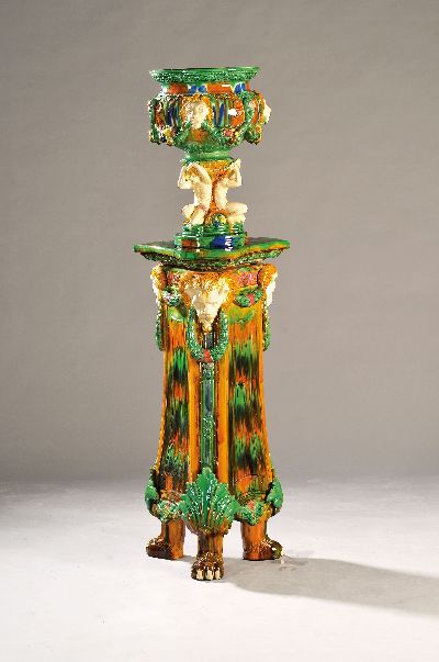 Große Blumensäule mit Aufsatz, Crescent Pottery, Stoke, 1907-57, nach dem Vorbild von Louis-Robert Carrier-Belleuse (1848-1913), Majolika, bunt ...
