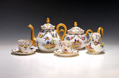 Tete-a-tete, wohl Paris, um 1900, Porzellan, reiche bunte Vogelmalerei mit Blüten und Girlanden, Kanne, Milchkanne, Zuckerdose (mit Haarriß), zwei ...