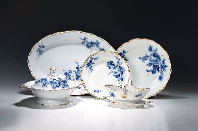 Tafelservice, Meissen, 30er Jahre, Porzellan, blauer Blumenbukettdekor mit Goldgräsern seitlich, Goldzahnkante, 12 Menueteller, 10 kl. Teller, ...