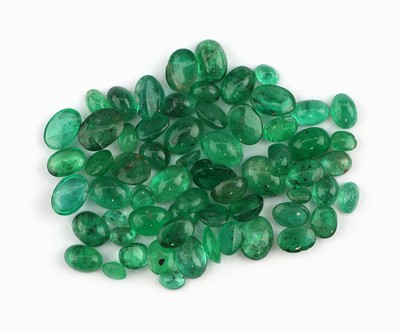 Lot lose Smaragde, zus. ca. 34.67 ct, Cabochons in versch. Größen, Formen und Farbnuancen