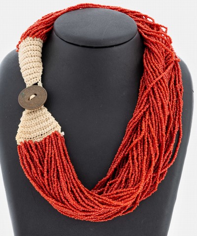 Mehrreihiges Collier aus Korallenkugeln, Schließe indische Münze von 1936, gebohrt, Abschlüsse gehäkelt, L. ca. 48 cm, Versand nur innerhalb der ...