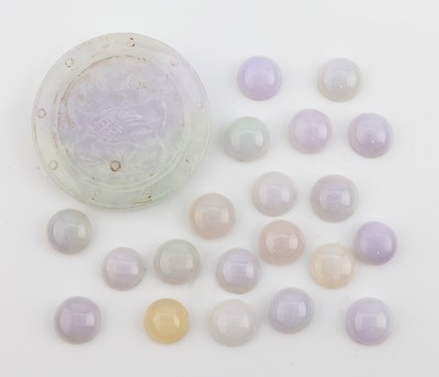 Lot lose Jade, zus. ca. 125.32 ct, 1 runde grav. Scheibe und runde Cabochons in versch. Größen und Farbnuancen