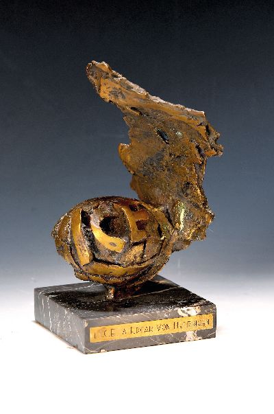 ----entfällt---- Arnaldo Pomodoro (1926-2025), Bronzeskulptur, als Filmpreis verliehen an den Regisseur Edgar von Heeringen, H.ca. 24.5 cm; ...