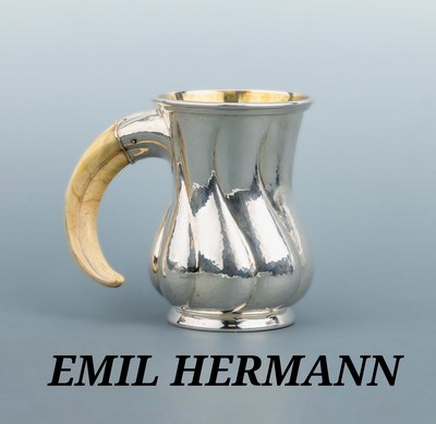 Prunkvoller Trinkbecher, EMIL HERMANN, ca. 1955-1975, 925er Silber, geschwungener balusterförmiger Korpus, innen feuervergoldet,Hammerschlagdekor, ...