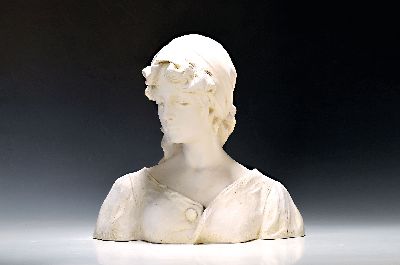 Große Büste, Frankreich, um 1900, Junge Frau mit Kopftuch über den Locken, gesenkter Blick, Gipsguss, H. ca. 43cm