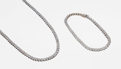 18 kt Gold Brillant-Schmuckset, WG 750/000,pol. und sat., best. aus: 1 Collier, L. ca. 45cm, 27 Brillanten zus. ca. 1.08 ct Weiß- get.Weiß/si, und ...