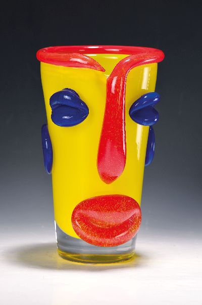 Vase, Tschechien, 1980er Jahre, farbloses Glas mit opak-gelben Innenüberfang, aufgelegte blaue und rote Applikationen als Gesicht, H. ca. 26cm