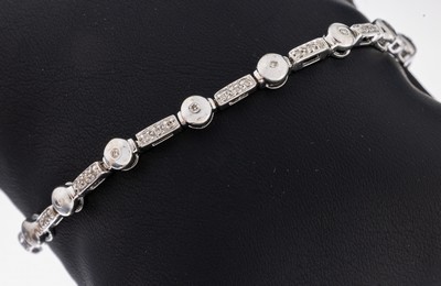 14 kt Gold Brillant-Armband, WG 585/000, 61Brillanten zus. ca. 0.30 ct Weiß-l.get.Weiß/p,L. ca. 19 cm, Kastenschloss mit Sicherheitsacht, ca. 13.1 ...