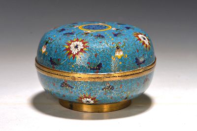 Cloisonne-Deckeldose, China, 20.Jh., runder Metallkorpus, polychromer Dekor in Cloisonne -Technik, türkisfarbener Grund, D. 14 cm