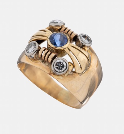 14 kt Gold Saphir-Brillant-Ring, 1950er Jahre, GG/WG 585/000, mittig rundfacett. Saphir ca. 0.18 ct, 4 in WG gefasste Brillanten zus. ca. 0.40 ct ...