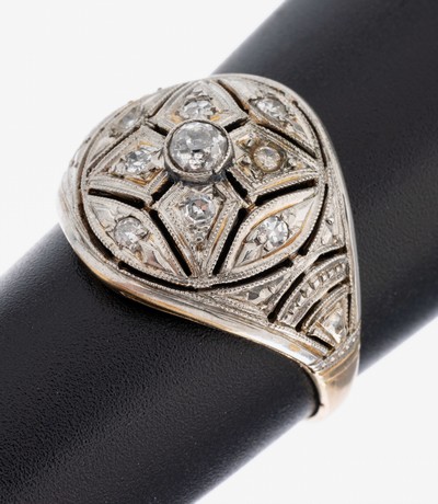 14 kt Gold Diamant-Ring, 1930er Jahre, GG/WG 585/000, durchbrochen gearbeitet, 1 Altschliffdiamant und 8 8/8-Diamanten zus. ca.0.24 ct Weiß/p, 2 ...
