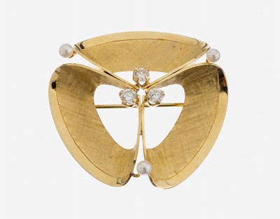 14 kt Gold Brillant-Perl-Brosche, Österreich/Wien, 1950er-60er Jahre, GG 585/000, dreipassiger Entwurf, teilw. strukt.,3 Brillanten zus. ca. 0.25 ...