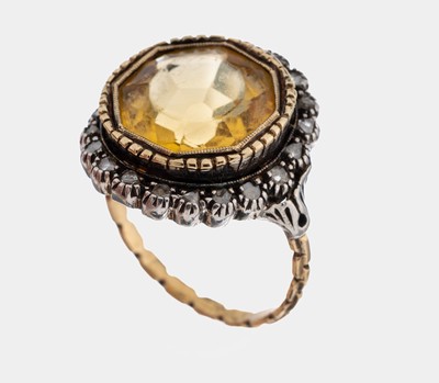 18 kt Gold Citrin-Diamant-Ring, GG 750/000 gepr. und Silber, nach älterem Vorbild, mittigfacett. Citrin ca. 5.0 ct, sollte nachgefasst werden, 20 ...