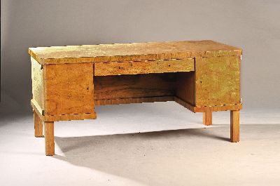 Schreibtisch, Art-Deco, um 1930, Nußbaumfurnier, 2 Türen und 2 Schubladen, hinter Türe ebenfalls nochmals Schubladen, Holz ausgeblichen, ca. ...